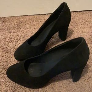 Kendra sienna black suede pumps
